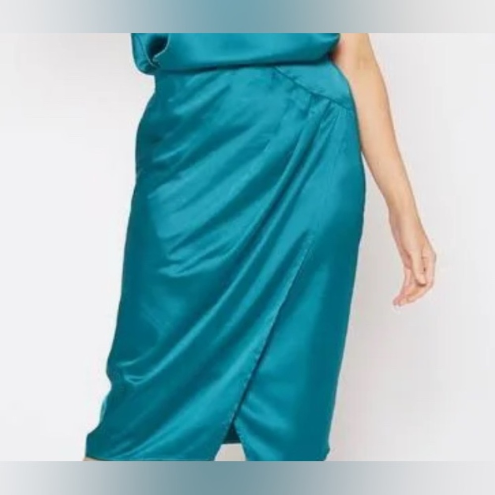 NWOT - Women’s Elegant Green Satin Skirt